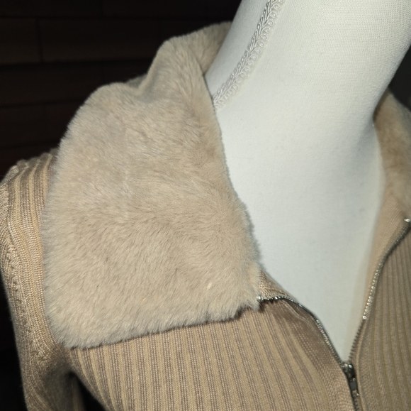 Zip-Front Cardigan with faux-fur Collar - Picture 5 of 6